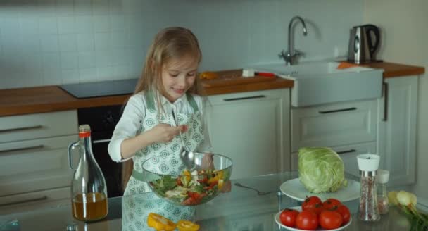 Дитячий шеф-кухар приготував салат. Дитячий дегустаційний салат на смак. Смачно. Великі пальці вгору. гаразд — стокове відео