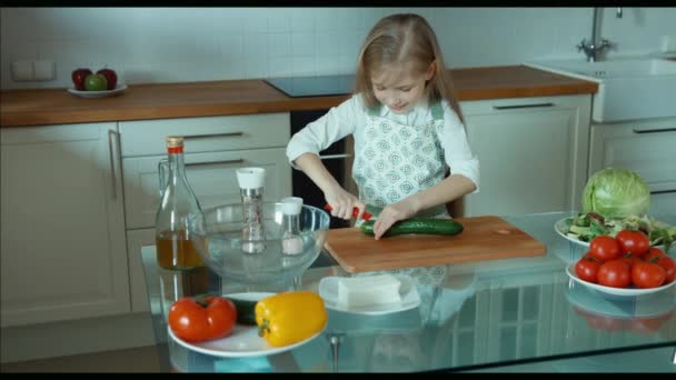 Girl Chef taglia il cetriolo. Zoomare — Video Stock