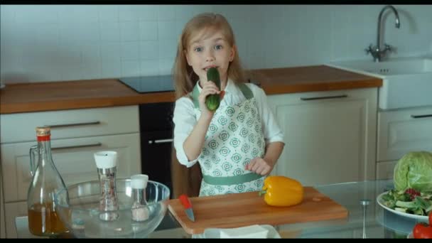 Śmiech szalony kucharz grać z warzywami i patrząc na kamery. Powiększanie — Wideo stockowe