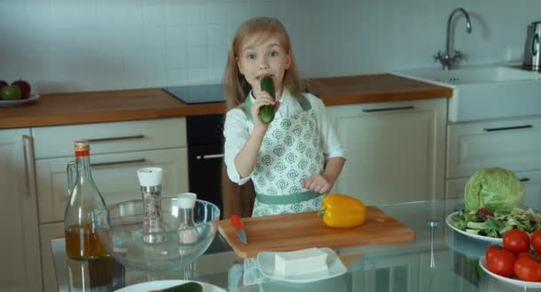 Smějící se bláznivý kuchař hrát s zeleninou a při pohledu na fotoaparát — Stock video