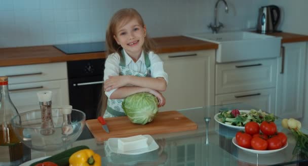 Γέλιο κορίτσι σεφ στην κουζίνα βλέπουν φωτογραφική μηχανή — Αρχείο Βίντεο