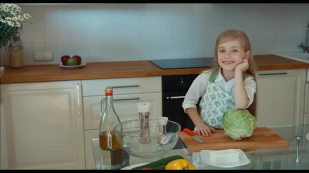 Chica chef en la cocina mirando a la cámara y sonriendo. Pulgar hacia arriba. De acuerdo. Ampliación — Vídeos de Stock