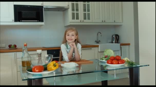 笑っている女の子、キッチンでのシェフ。親指を立てます。わかりました。ズーム — ストック動画