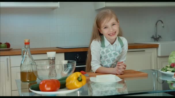 Chef riéndose en la cocina. Pulgar hacia arriba. Está bien. Ampliación — Vídeos de Stock