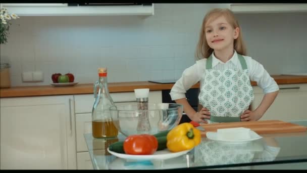 Смеющаяся девушка Шеф-повар на кухне смотрит в камеру. Пальцем вверх. Хорошо. Zooming — стоковое видео