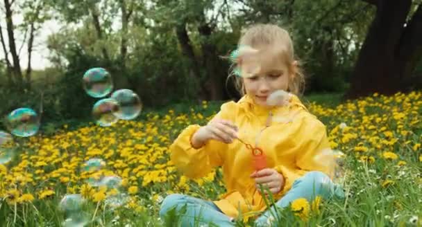Mädchen pustet Seifenblasen — Stockvideo