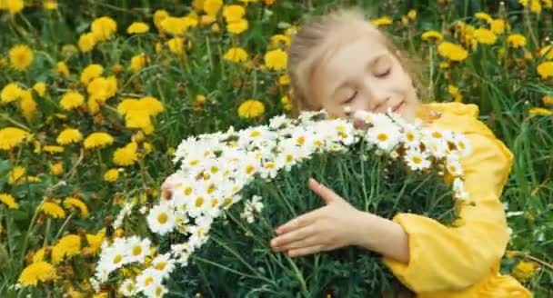 Closeup retrato menina abraçando um grande buquê de flores brancas. Polegares para cima. Está bem. — Vídeo de Stock