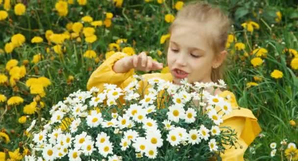 Gelukkig meisje en enorme boeket van witte bloemen. Duim omhoog. OK — Stockvideo