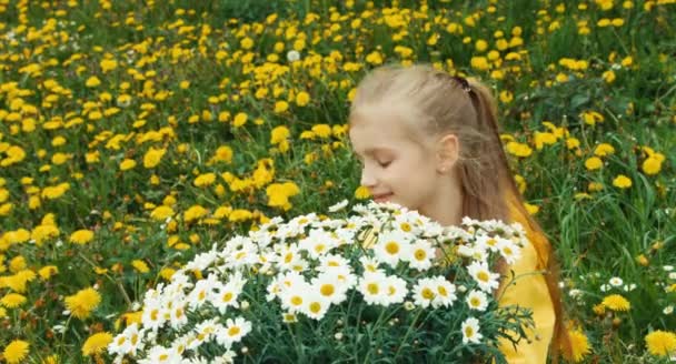 Szczęśliwa dziewczyna i ogromny Bukiet białych kwiatów — Wideo stockowe