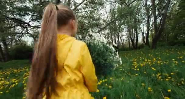 Menina girando com um grande buquê de flores brancas. Menina está no prado com flores — Vídeo de Stock