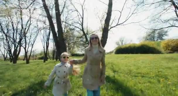 母と娘のカメラの公園で走って — ストック動画
