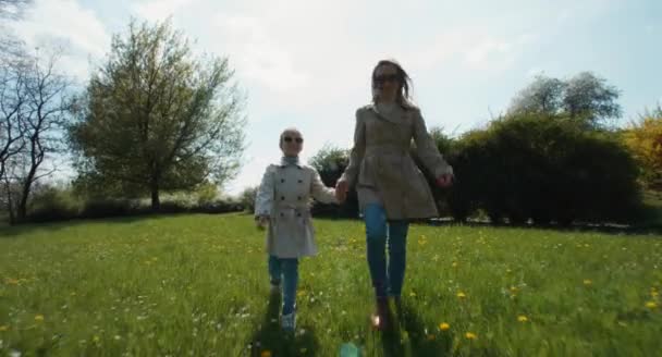 母亲和孩子在公园散步时在相机上 — 图库视频影像