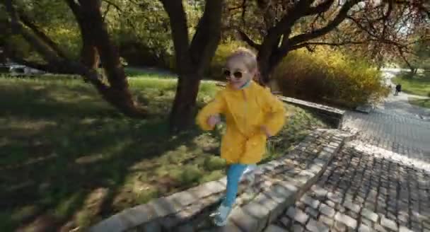 Ребенок бежит вверх по лестнице в парке — стоковое видео
