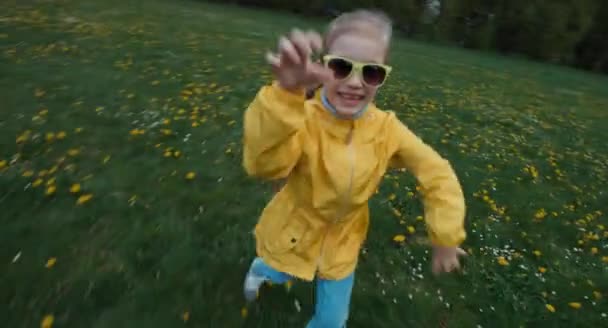 A criança correndo atrás da câmera no parque — Vídeo de Stock