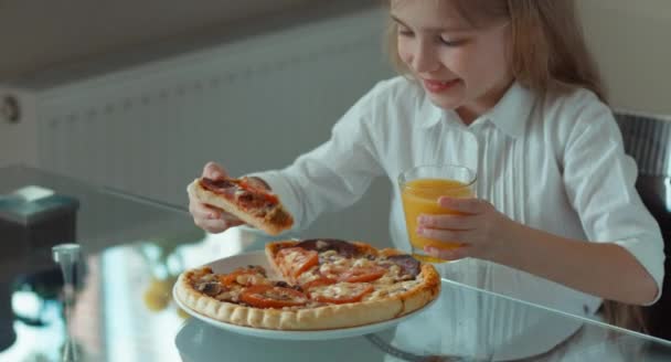 Το παιδί τρώει πίτσα. Χαμογελώντας σε φωτογραφική μηχανή και το γέλιο. Το Top view — Αρχείο Βίντεο