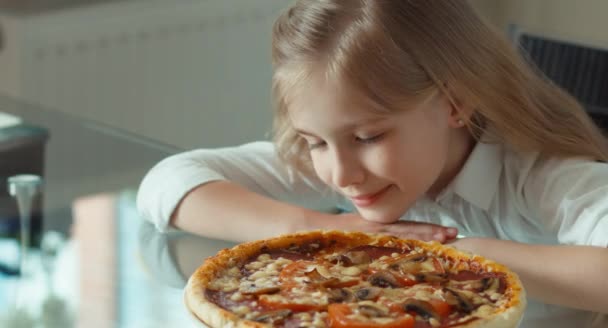 近い肖像画の女の子。子供がピザを食べをたいです。親指を。わかりました — ストック動画