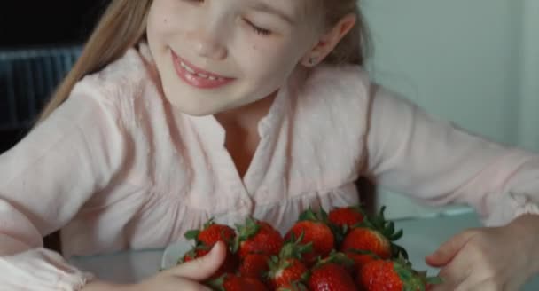 Closeup πορτρέτο του όμορφη κοπέλα. Κορίτσι τραβώντας το μεγάλο πιάτο των φραουλών — Αρχείο Βίντεο