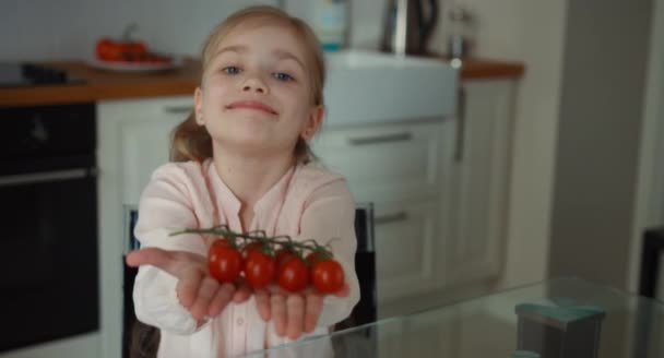 Niño y pequeños tomates hermosos — Vídeo de stock