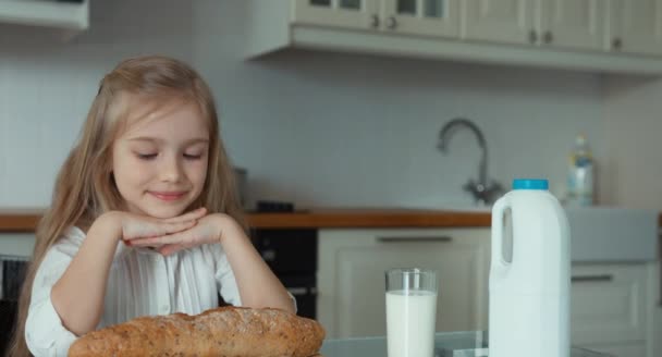 Kind, Brot und Milch — Stockvideo