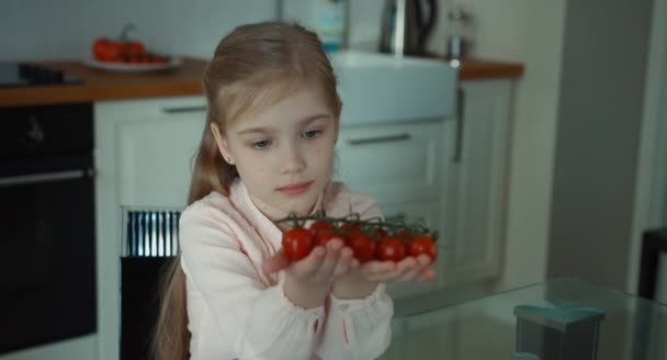 Niño llegando al espectador tomates — Vídeo de stock