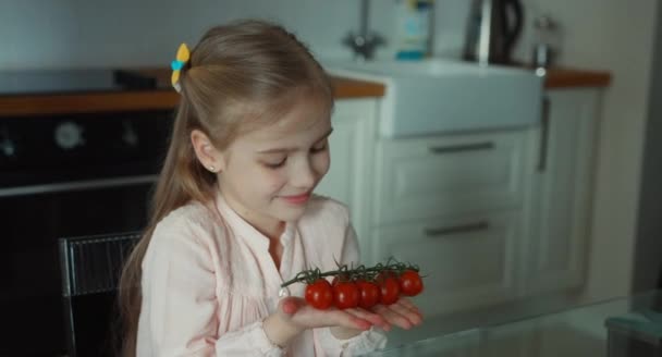 Chica sosteniendo un cepillo de tomates cherry — Vídeo de stock