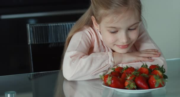 Closeup portret van mooi meisje en een grote plaat van aardbeien. Pannen — Stockvideo