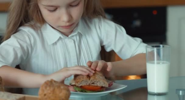 Retrato de cerca de una chica riendo con un sándwich. Niño sosteniendo sándwich en las manos y sonriendo a la cámara. Pulgares arriba. Ok. — Vídeo de stock