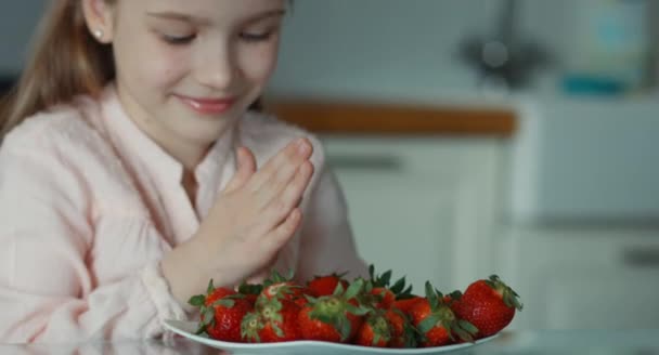 Leende flicka förbereder äta en jordgubbe — Stockvideo