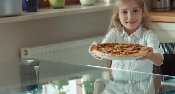 Mädchen mit einer großen schönen Pizza in der Hand. Mädchen bietet Pizza-Betrachter an. Kind reicht Freundin Pizza — Stockvideo