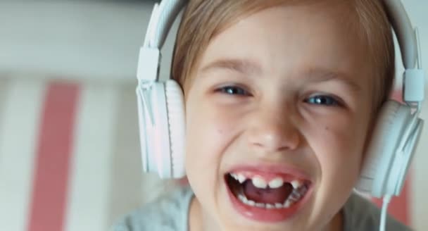 Close up retrato rindo menina em fones de ouvido — Vídeo de Stock