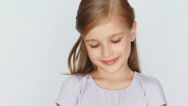 Meisje tonen en adverteert citroen en glimlachend in de camera. Closeup — Stockvideo
