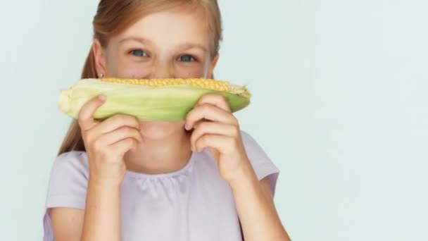 Girl playing with corn. Closeup — Stock Video