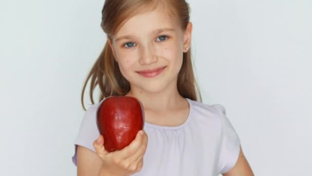 Το παιδί δείχνει apple. Κινηματογράφηση σε πρώτο πλάνο — Αρχείο Βίντεο