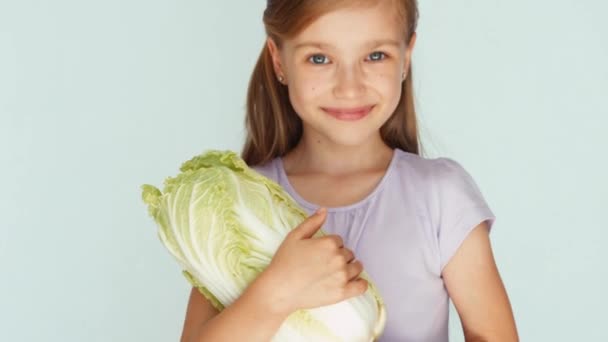 Kız holding lahana. Yukarı başparmak. Tamam. Portre — Stok video