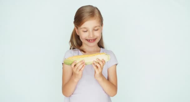 Criança brincando com milho. Menina segurando milho nas mãos — Vídeo de Stock