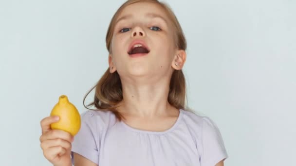 Дівчина нюхає лимон і сміється з камери. Палець вгору. Добре. Крупним планом — стокове відео