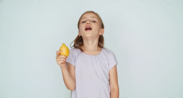 Meisje snuiven van citroen en lachen om de camera. Duim omhoog. OK — Stockvideo