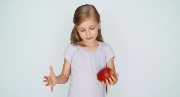 Menina brincando com maçã e rindo. Polegar para cima. Está bem. — Vídeo de Stock