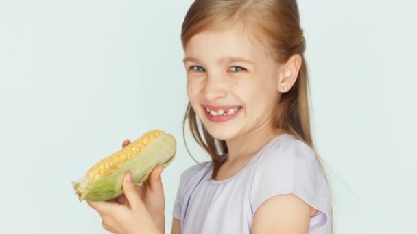 Kind spielt mit Mais und lacht. Nahaufnahme — Stockvideo