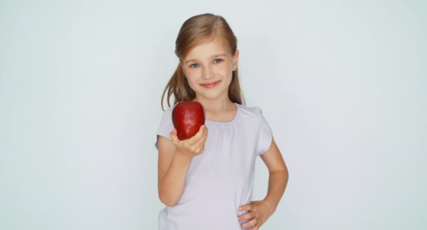 Niña mostrando manzana. Pulgar hacia arriba. Ok. — Vídeos de Stock