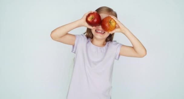Ojos de manzana. Chica jugando con manzana y riendo. Pulgar hacia arriba. Ok. — Vídeos de Stock