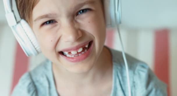 Retrato de primer plano en auriculares riéndose de la cámara — Vídeo de stock