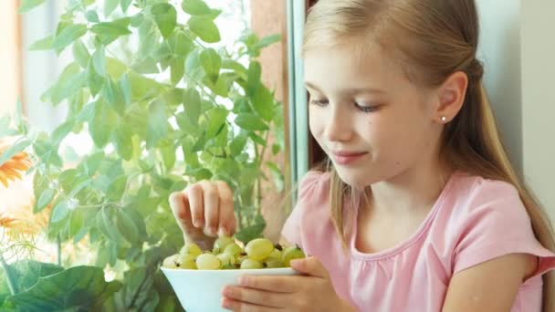 Closeup portrait girl eating gooseberries. Zooming — Stock Video