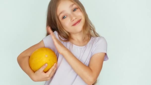 Girl holding melon and playing with berry. Thumb up. Ok. Closeup — Stockvideo