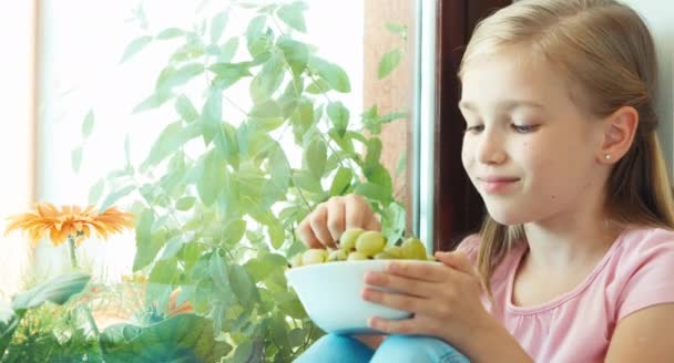 Girl eating and sniffing gooseberries — Stock Video