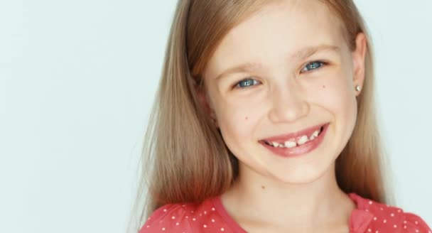 Beautiful portrait of a girl 5-8 years smiling at camera. Closeup — Stock video