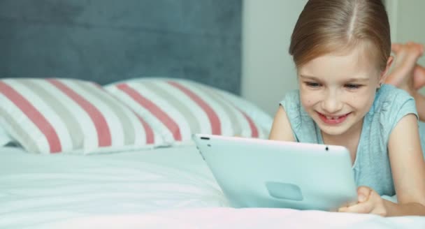 Chica usando la tableta PC y sonriendo — Vídeos de Stock