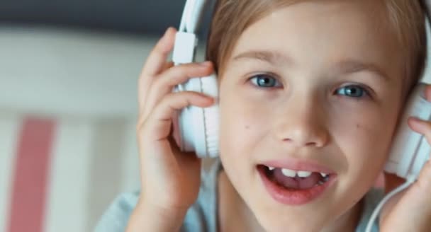 Екстремальний крупним планом портрет сміється дівчина в навушниках — стокове відео