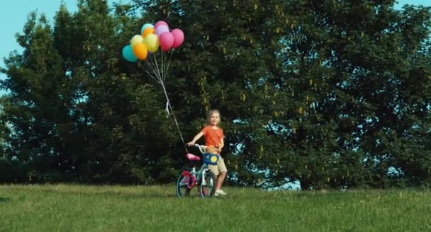 Mädchen läuft mit Fahrrad und Luftballons — Stockvideo