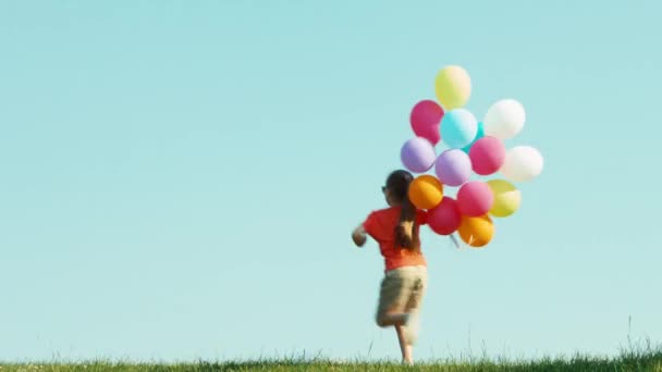 Happy girl running with balloons and spinning. Zooming — Stockvideo